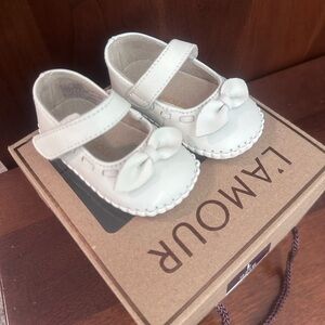 L'Amour White Baby Shoes with Bow size 1